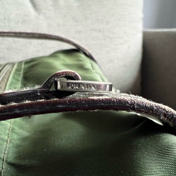 ❌❌❌❌ SOLD ❌❌❌❌

Prada Green Satchel with Leather Handles and Logo - Picture 8 of 14